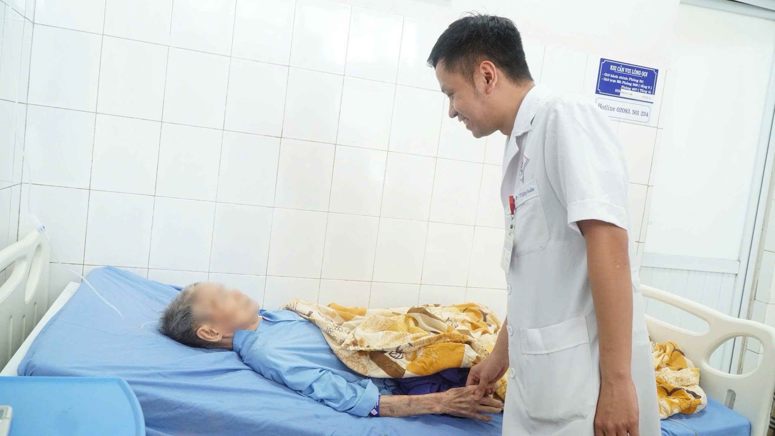 4 GIỜ  PHẪU THUẬT CẮT BỎ KHỐI U 8,2KG CHO CỤ ÔNG 93 TUỔI