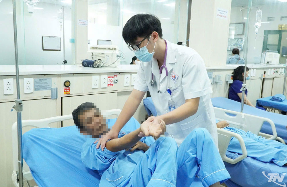 CỨU SỐNG NGƯỜI ĐÀN ÔNG BỊ HƠN 300 CON ONG KHOÁI ĐỐT