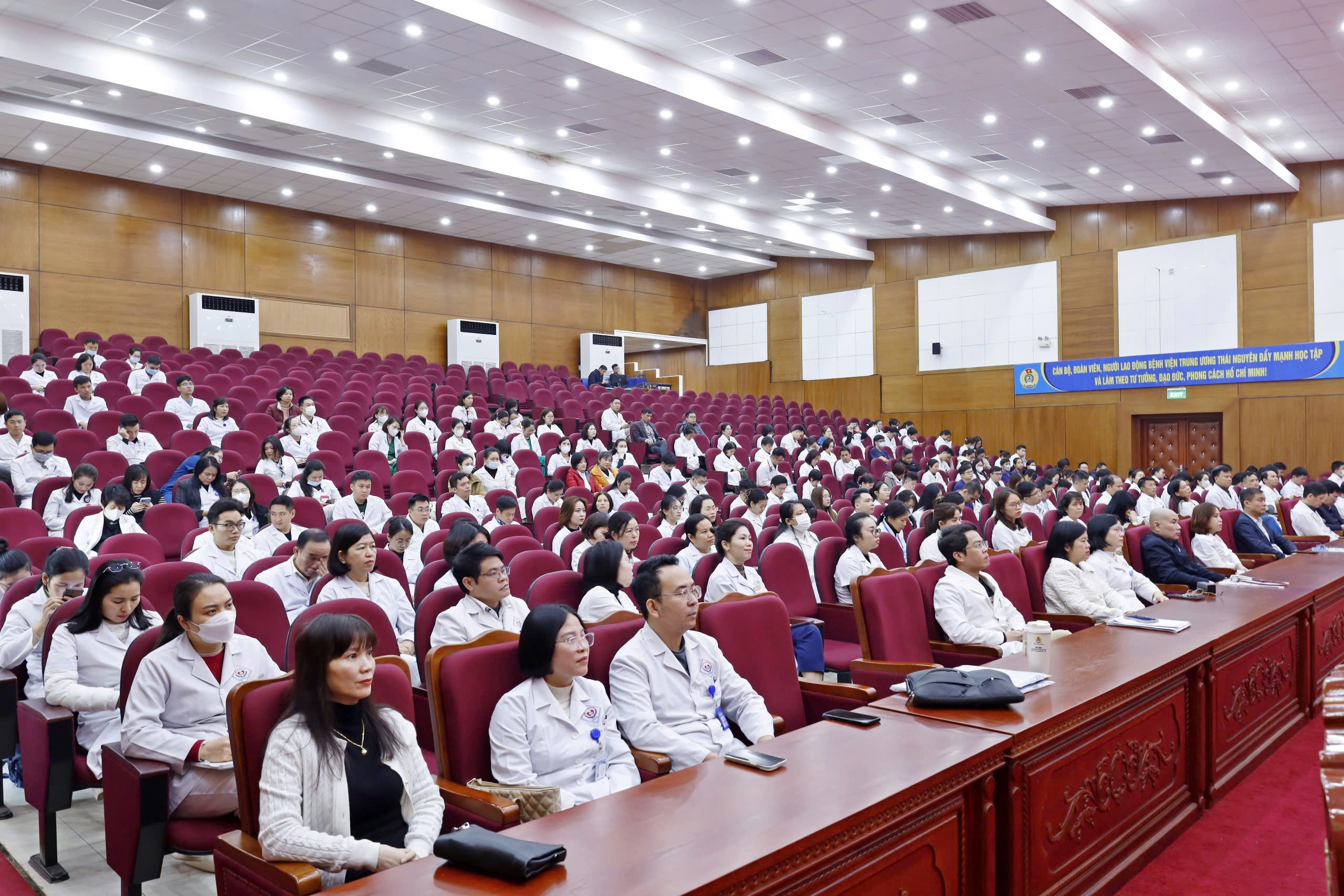 TẠO NỀN TẢNG NHÂN LỰC CHO GIAI ĐOẠN PHÁT TRIỂN MỚI CỦA BỆNH VIỆN TRUNG ƯƠNG THÁI NGUYÊN