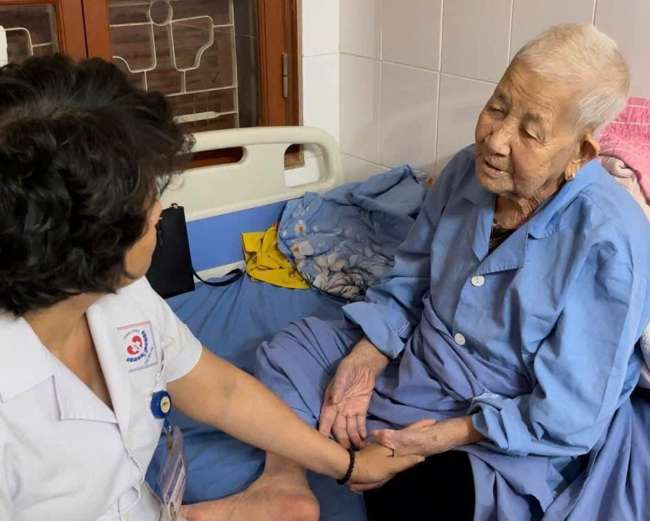 CỤ BÀ 100 TUỔI BỊ XUẤT HUYẾT TIÊU HÓA NẶNG ĐƯỢC CỨU SỐNG