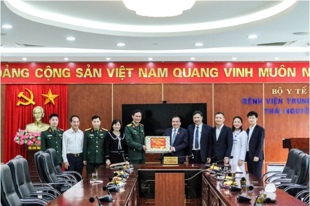 Bộ Tư lệnh Quân khu 1 thăm, tặng quà, chúc Tết Bệnh viện Trung ương Thái Nguyên