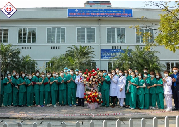 Thăm, động viên y, bác sĩ tại Trung tâm Hồi sức COVID-19 Trung ương Thái Nguyên