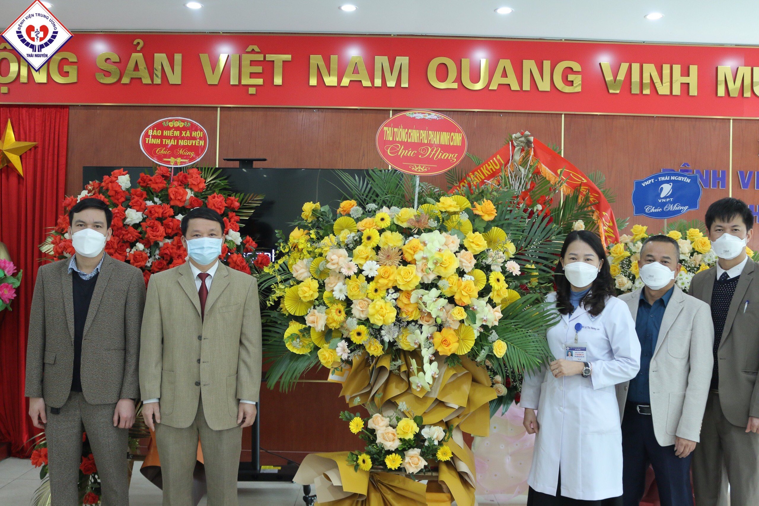 Thủ tướng Phạm Minh Chính gửi lẵng hoa chúc mừng Bệnh viện Trung ương Thái Nguyên