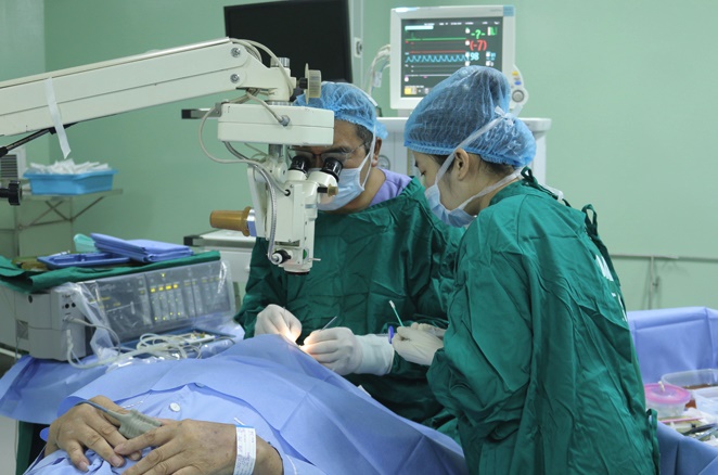 Video Bệnh viện Trung ương Thái Nguyên tổ chức phẫu thuật thay thủy tinh thể miễn phí