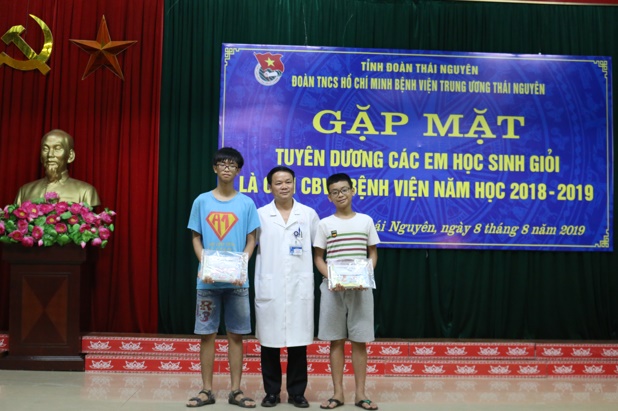 Gặp mặt tuyên dương học sinh giỏi các cấp năm học 2018 – 2019 là con CBVC Bệnh viện Trung ương Thái Nguyên