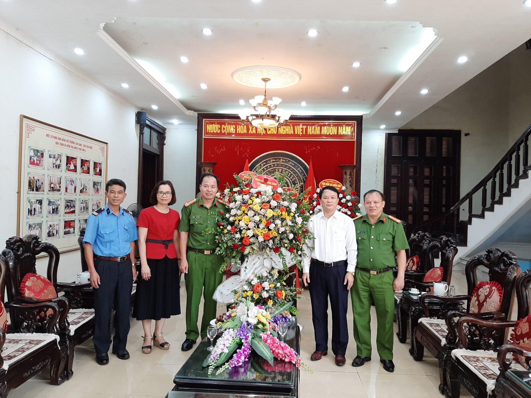 Chúc mừng 75 năm Ngày truyền thống Công an nhân dân Việt Nam