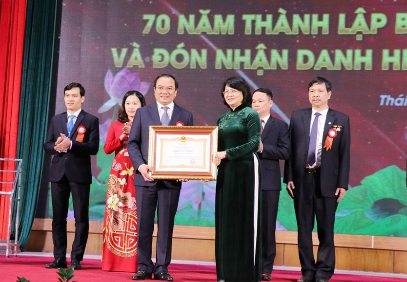Bệnh viện Trung ương Thái Nguyên đón nhận danh hiệu Anh hùng Lao động