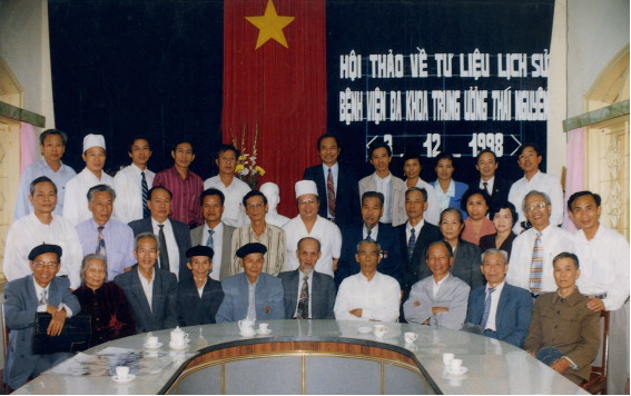 Các đồng chí lãnh đạo tiền nhiệm và đương nhiệm dự hội thảo về tư liệu lịch sử bệnh viện 3/12/1998
