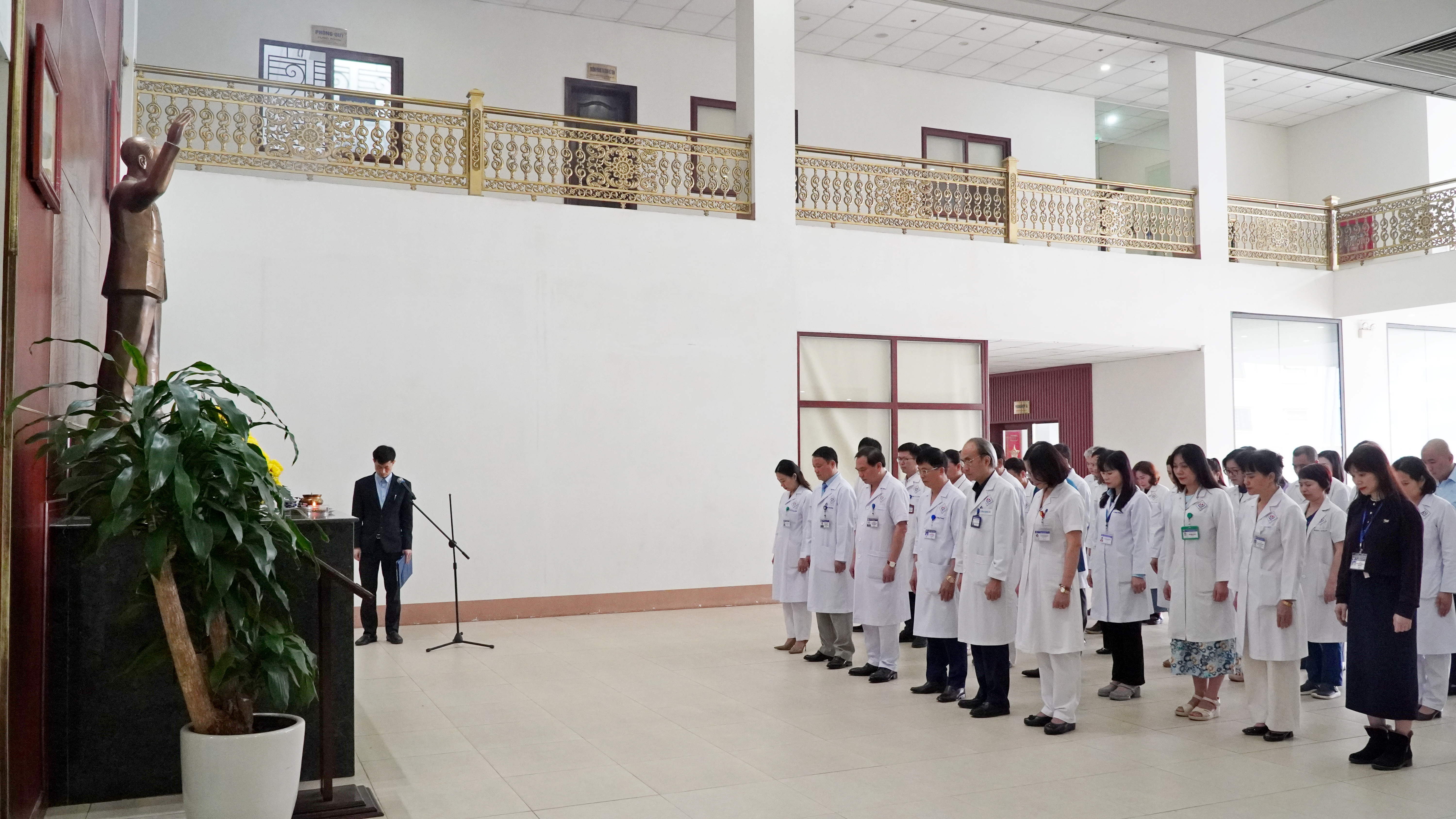 DÂNG HƯƠNG KỶ NIỆM 66 NĂM NGÀY BÁC HỒ VỀ THĂM BỆNH VIỆN