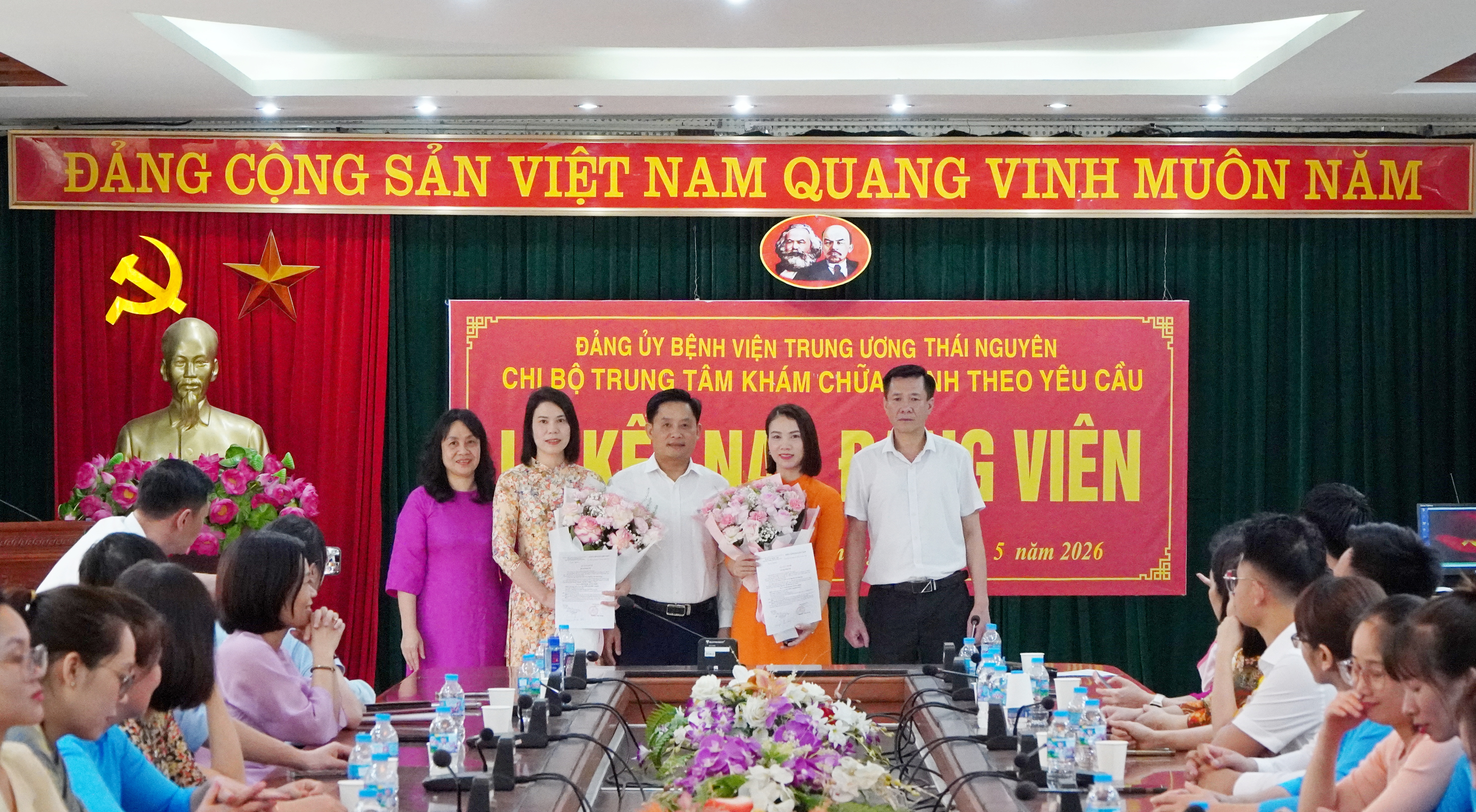 Đảng bộ Bệnh viện Trung ương Thái Nguyên: KẾT NẠP 13 ĐẢNG VIÊN MỚI