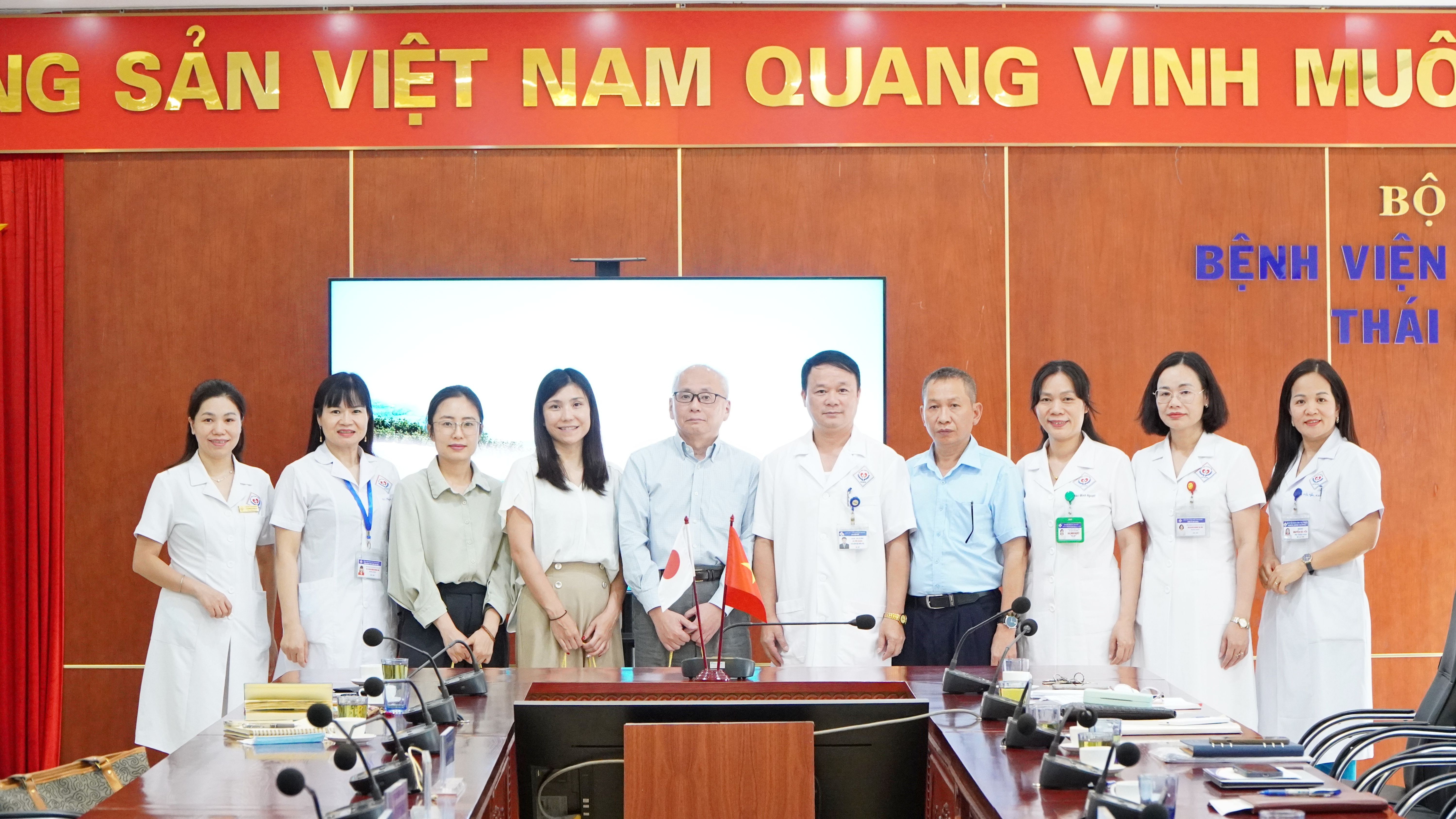 CHUYÊN GIA CỐ VẤN CHÍNH SÁCH Y TẾ THĂM VÀ LÀM VIỆC TẠI BỆNH VIỆN