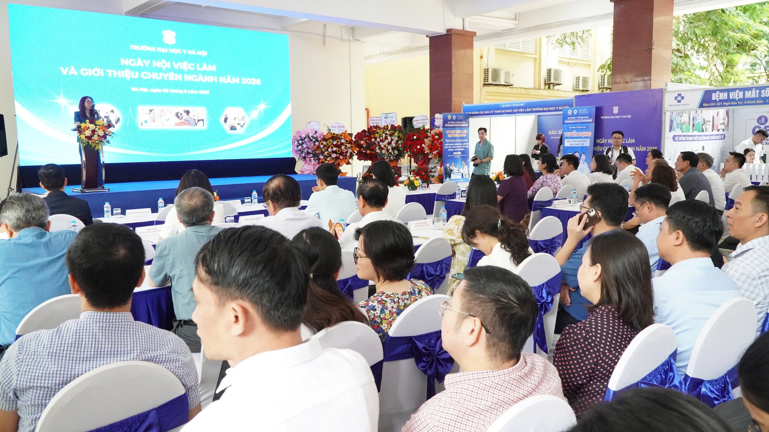 ĐÔNG ĐẢO SINH VIÊN ĐẠI HỌC Y HÀ NỘI TÌM HIỂU CƠ HỘI NGHỀ NGHIỆP TẠI BỆNH VIỆN TRUNG ƯƠNG THÁI NGUYÊN