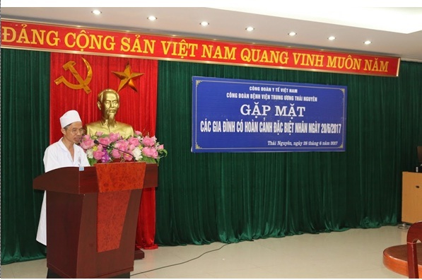 Công đoàn Bệnh viện Trung ương Thái Nguyên  Tổ chức gặp mặt và tặng quà các gia đình CBVC có hoàn cảnh đặc biệt Nhân ngày Gia đình Việt Nam 28/6/2017